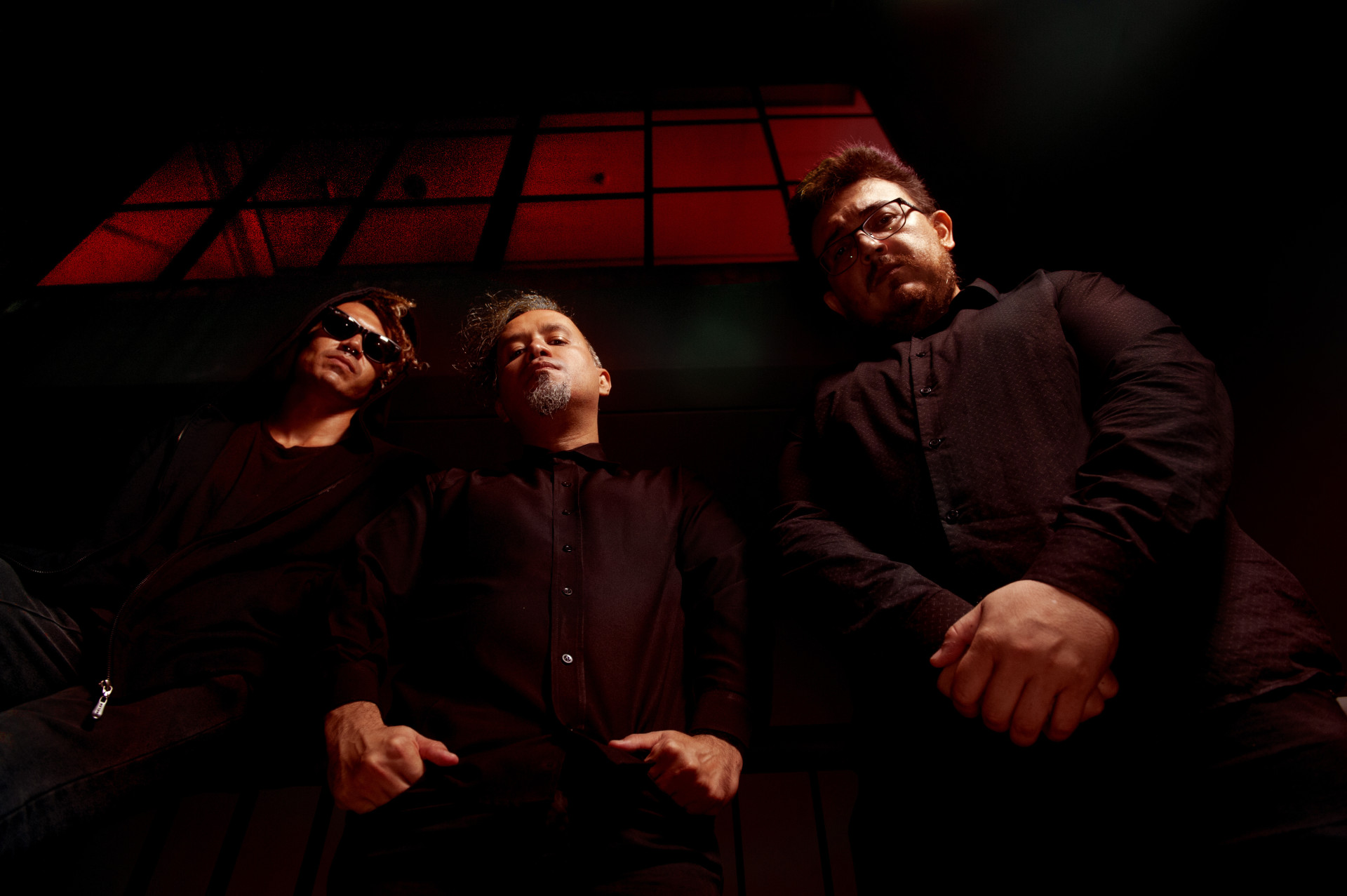 Plastique Noir &eacute; formada por Airton S (voz e eletr&ocirc;nicos), Danyel Fernandes (guitarras e synths) e Deivyson Teixeira (baixo) 