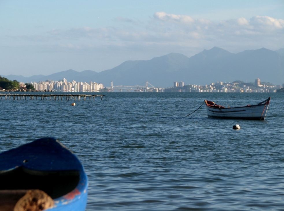 Em Florianópolis, Santa Catarina, o belo litoral traz muitas alternativas. Uma das mais badaladas é em Jurerê. Há excursões também na Lagoa da Conceição, Baía dos Golfinhos e Ilha do Campeche, entre outros locais. 