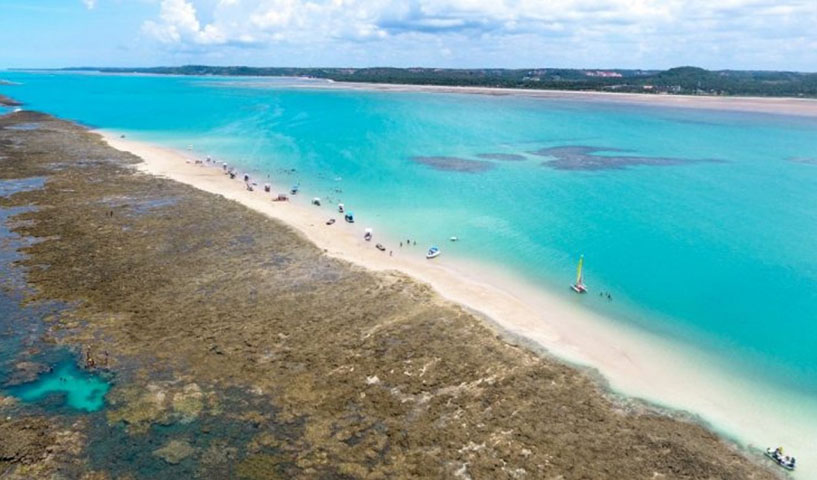 Em Alagoas, Maragogi é um dos destaques, com passeios até as Galés (piscinas naturais em alto mar). Os horários das saídas dependem justamente da maré. 