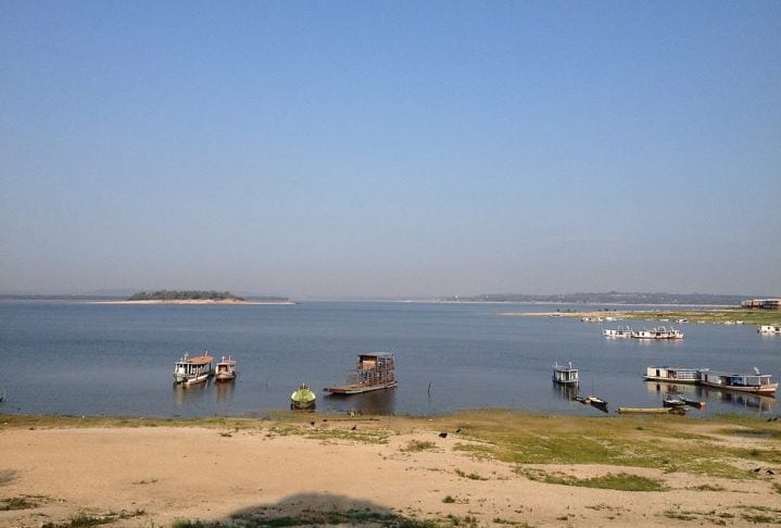 O homem nadava em um rio da região Terra Santa, no oeste estado, quando foi surpreendido pela investida do animal.