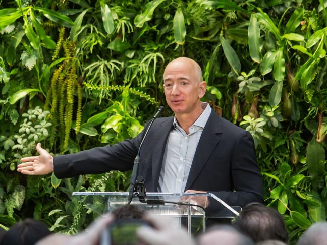 2º) Jeff Bezos (patrimônio de US$ 263,8 bilhões) - Fundador da Amazon, uma das maiores empresas de comércio eletrônico do mundo, dono do jornal The Washington Post e da Blue Origin, empresa de exploração espacial.