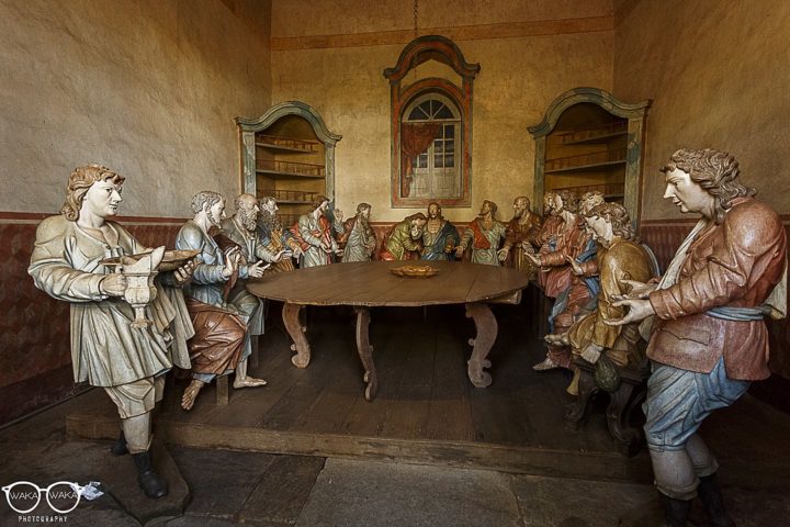 As esculturas retratam cenas como a Última Ceia, a Prisão de Jesus e a Crucificação, com uma dramaticidade e realismo que costumam emocionar os visitantes.