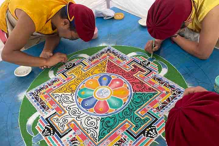 As mandalas budistas de areia podem ter metros de diâmetro e levam dias para serem feitas. Seu tamanho depende da finalidade, do detalhe e do espaço disponível.