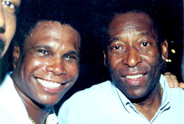 “Fomos tricampeões duas vezes, levamos o Cristo mendigo coberto pela censura, na imagem mais conhecida do Carnaval. E o mais importante: inserimos a Beija-Flor de Nilópolis na história da maior festa popular do Brasil. Em lugar de protagonista”, destacou.