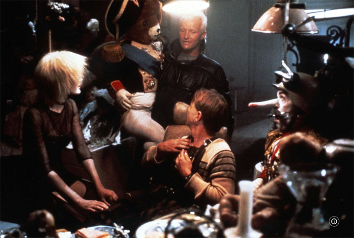 Blade Runner (1982) – Dir: Ridley Scott
Os replicantes, como Roy Batty (Rutger Hauer), são androides criados para trabalhos perigosos, mas que começam a questionar sua existência. Estrelado por Harrison Ford e Sean Young, o filme segue um caçador de androides que persegue essas máquinas, - Divulgação