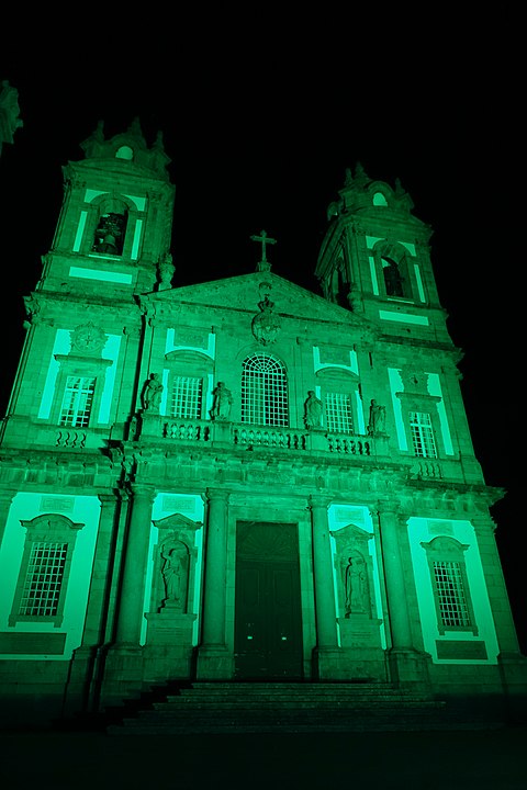 Igrejas pelo mundo cristão usam iluminação verde para celebrar o santo. Na foto, a Basílica do Bom Jesus, em Braga (Portugal), se ilumina de verde em honra de Patrício. 