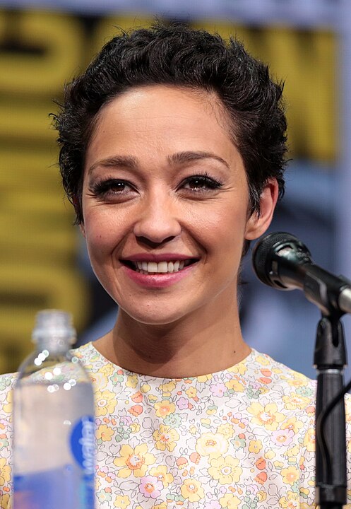 RUTH NEGGA - Addis Abeba, Etiópia, 7 de janeiro de 1982 -  Filha de mãe irlandesa e pai etíope, foi criada na Irlanda.  Começou carreira em 2004 e alcançou fama mundial com Loving (2016), que lhe rendeu indicação ao Oscar. Outro sucesso é Passing (2021), além de prêmios no circuito independente.
