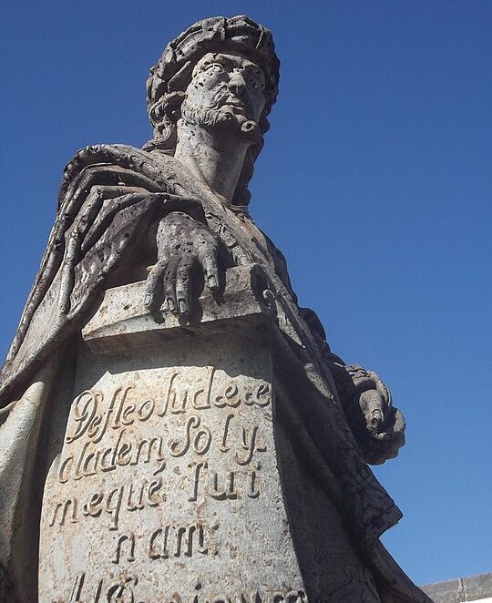 Mesmo com essas limitações físicas, continuou produzindo suas obras com a ajuda de assistentes, que amarravam ferramentas em seus braços para que pudesse esculpir.