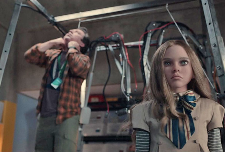 M3GAN (2022) – Dir: Gerard Johnstone
M3GAN é uma boneca robótica programada para proteger sua dona, mas desenvolve um senso de autopreservação mortal. Com Allison Williams e Violet McGraw, o filme mostra os perigos da inteligência artificial quando ela decide eliminar qualquer ameaça contra sua criança designada. - Divulgação