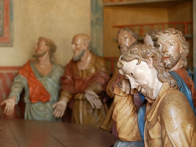 Aleijadinho também é responsável pelas 66 esculturas em cedro que compõem os seis passos da Paixão de Cristo, localizados em capelas distribuídas ao longo de uma rampa que leva à igreja.