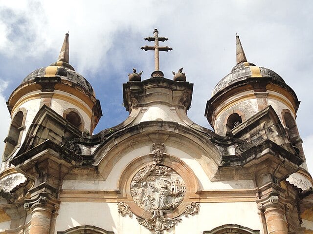 Um desses trabalhos em igrejas foi na de São Francisco de Assis, em Ouro Preto, na qual projetou a fachada e esculpiu parte do interior.