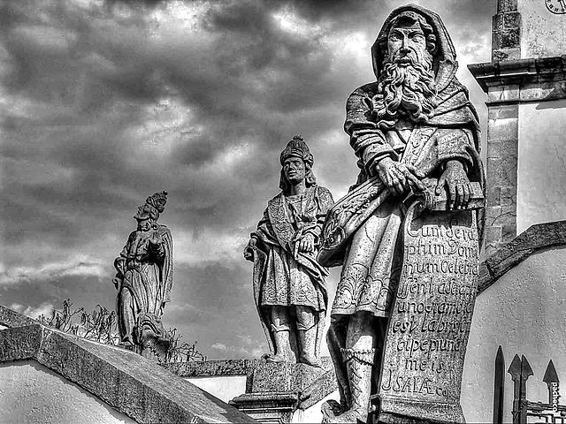 As estátuas, de tamanho natural, estão dispostas no adro da igreja e impressionam pela expressividade e detalhes, representando figuras como Isaías, Jeremias, Ezequiel e Daniel. 