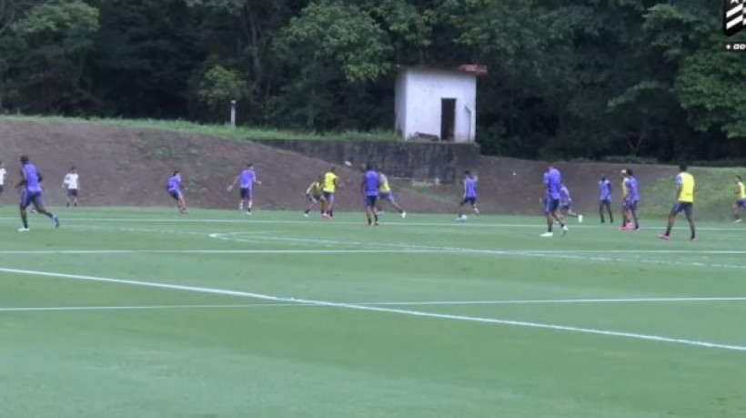 Atletas fazem atividades na academia e também realizam treino de força e tática antes de jogo contra o Novorizontino, no Nilton Santos