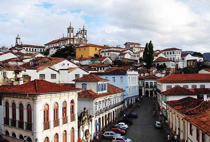 Aleijadinho faleceu em 1814, em Ouro Preto, deixando um legado que o consolidou como um dos maiores nomes da arte brasileira.