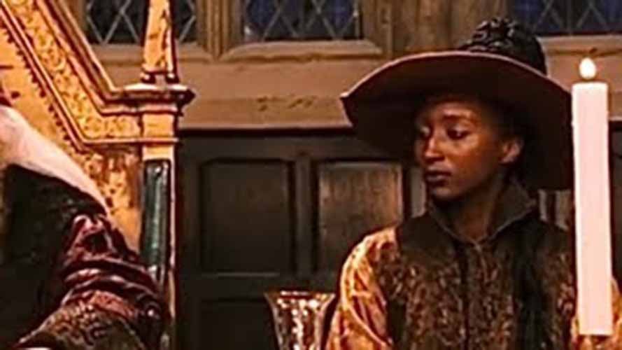 Aurora Sinistra (Nina Young) – Professora de Astronomia, aparece brevemente nos filmes. Apesar de ter um papel menor, é mencionada nos livros como especialista nos corpos celestes e suas influências mágicas.
