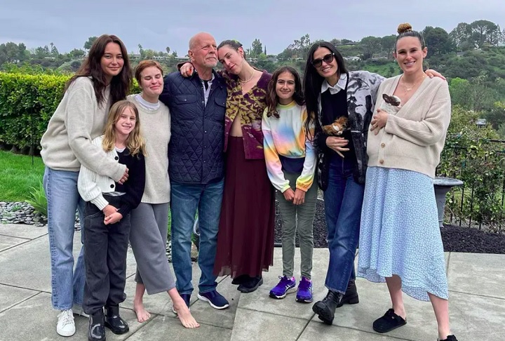 O astro Bruce Willis completa 70 anos nesta quarta-feira (19/03) e sua filha, Rumer Willis, aproveitou para atualizar o estado o estado de saúde do protagonista de 