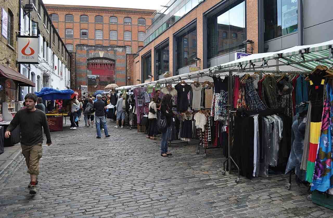 Camden Market - Descrição: Fundado na década de 1970, Camden Market é um dos mercados mais vibrantes e ecléticos de Londres, conhecido por suas bancas de roupas, comida de rua e itens artesanais - Localização: Camden Town - Referências Históricas: Camden Town tem sido um centro de contracultura e música alternativa desde os anos 1960