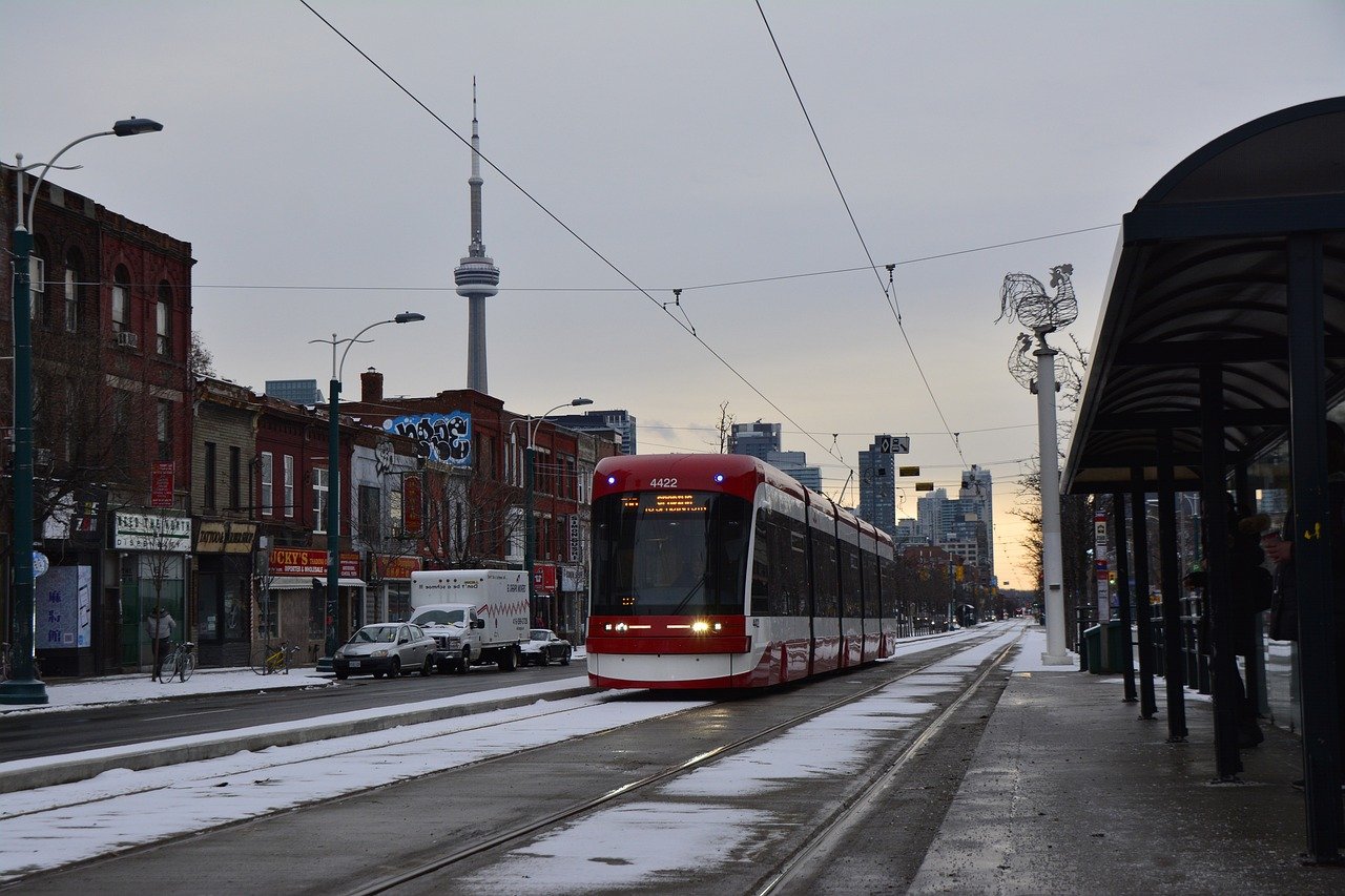 Toronto (Canadá) – 2.615.060 habitantes. A maior cidade canadense é multicultural e vibrante, com a icônica CN Tower dominando o horizonte. O Royal Ontario Museum e a Art Gallery of Ontario oferecem ricas coleções de arte e história. O Distillery District encanta com suas ruas de paralelepípedos e galerias de arte.
