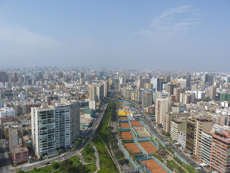 Lima (Peru) – 8.500.842 habitantes. Capital peruana, Lima combina história e modernidade. Destacam-se o Centro Histórico, com arquitetura colonial, o bairro de Miraflores, conhecido por suas vistas para o Oceano Pacífico, e o sítio arqueológico de Huaca Pucllana. - Federico/Wikimedia Commons