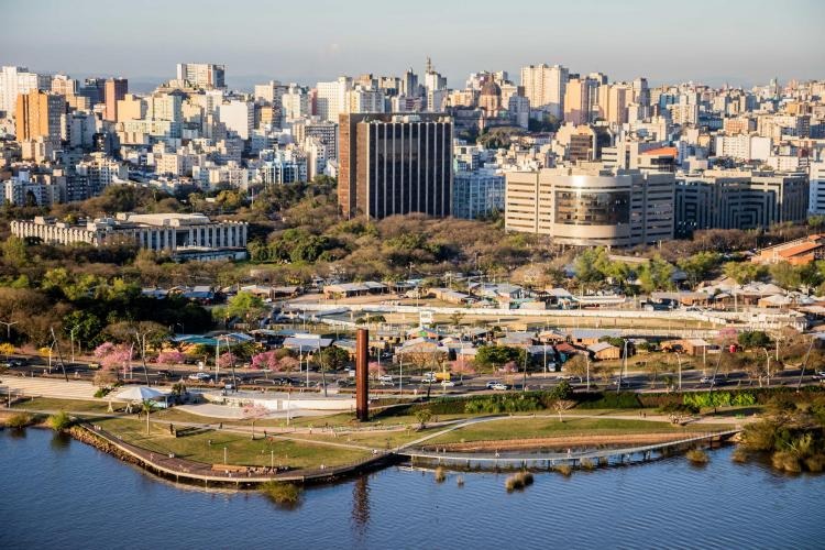Porto Alegre (Brasil) – 1.488.252 habitantes. Porto Alegre oferece atrações como o Parque Farroupilha (Redenção), a Fundação Iberê Camargo e o Mercado Público, conhecido por sua diversidade gastronômica e cultural. - Luciano Lanes / PMPA
