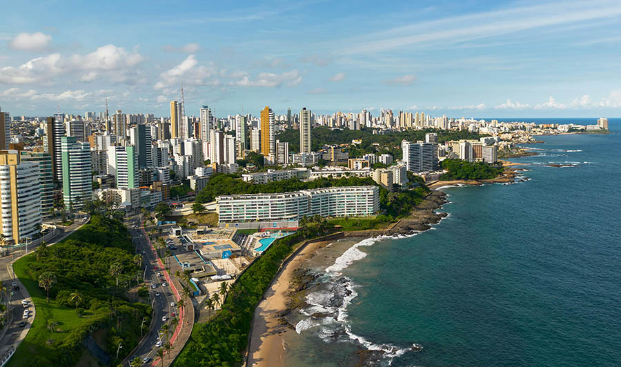 Salvador (Brasil) – 2.900.319 habitantes. Salvador, capital da Bahia, é conhecida por seu centro histórico, o Pelourinho, com arquitetura colonial e igrejas barrocas, além de suas vibrantes manifestações culturais e praias como a do Porto da Barra. - Leonardo Dourado/pexels.com/Creative Commons

