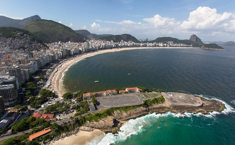 Rio de Janeiro (Brasil) – 6.747.815 habitantes. Conhecida por suas paisagens deslumbrantes, o Rio de Janeiro abriga o icônico Cristo Redentor, o Pão de Açúcar e as famosas praias de Copacabana e Ipanema, além do animado Carnaval. - Luciola Vilella - MTUR