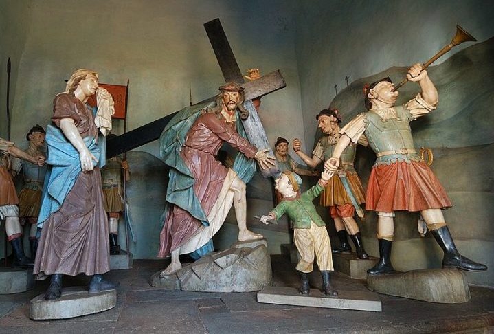 Outro trabalho famoso são os Passos da Paixão de Cristo, também em Congonhas, composto por 66 figuras em cedro que retratam cenas da Via Sacra.