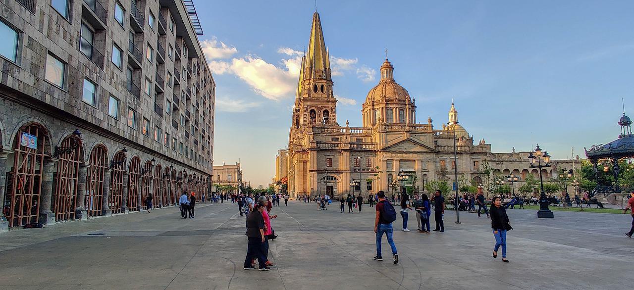 Guadalajara (México) – 1.495.182 habitantes. Conhecida como o berço do mariachi e do tequila, Guadalajara oferece rica herança cultural. O Centro Histórico possui a Catedral de Guadalajara e o Teatro Degollado. O Instituto Cultural Cabañas, patrimônio mundial da UNESCO, apresenta murais do artista José Clemente Orozco.