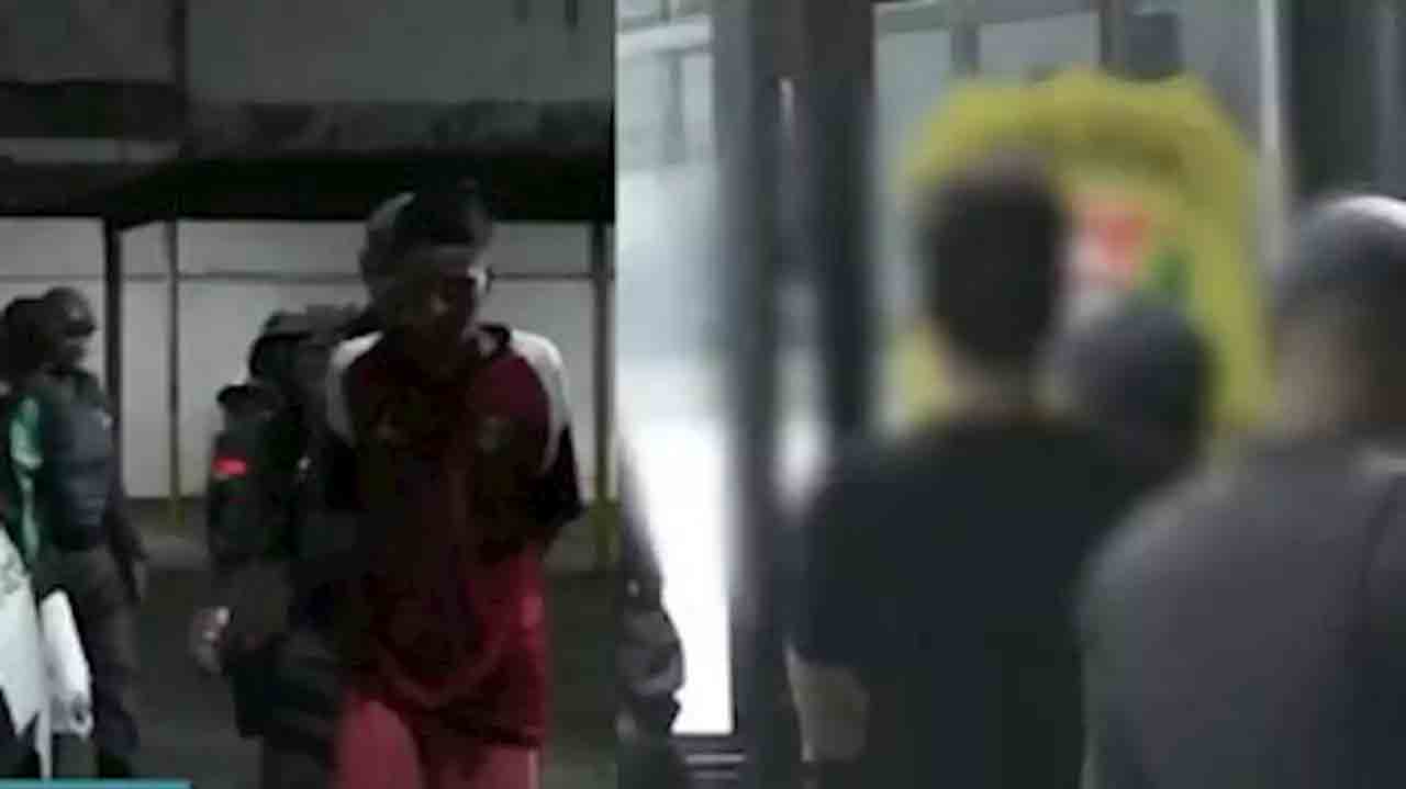 Os dois foram conduzidos a um matagal e policiais que circulavam nos arredores estranharam a movimentação, desbaratando o crime