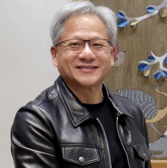 13º) Jensen Huang (patrimônio de US$ 108,4 bilhões) - Cofundador e CEO da NVIDIA, empresa líder em gráficos de computador e inteligência artificial.