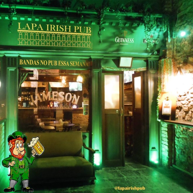 No Brasil, pubs de tradição irlandesa também festejam a data e oferecem cerveja e uísque batizados com corante verde - é assim que as bebidas adquirem a cor da celebração. Na foto, Irish Pub na Lapa (Rio de Janeiro).  