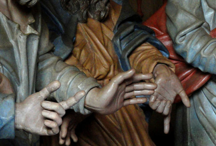 Entre o fim do século 18 e o início do século 19, Aleijadinho desenvolveu uma doença degenerativa — possivelmente hanseníase — que lhe causou deformidades severas nas mãos e nos pés, levando à alcunha de Aleijadinho. 