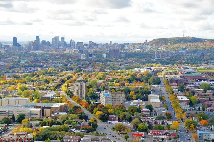 Montreal (Canadá) – 1.649.519 habitantes. Cidade bilíngue, Montreal combina influências francesas e inglesas. O Vieux-Montréal preserva arquitetura histórica e ruas charmosas. O Parque do Monte Royal oferece trilhas e vistas panorâmicas, enquanto o Museu de Belas Artes de Montreal exibe coleções de arte internacional.