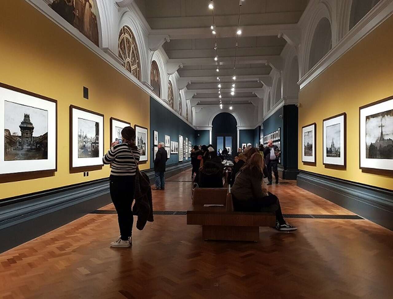 Museu Victoria and Albert (V&A) - Descrição: Fundado em 1852, o V&A é o maior museu de artes decorativas e design do mundo, com uma coleção que inclui moda, cerâmica, móveis e fotografias - Localização: South Kensington - Referências Históricas: Nomeado em homenagem à Rainha Vitória e ao Príncipe Albert, o museu celebra a cultura e a arte ao longo dos séculos