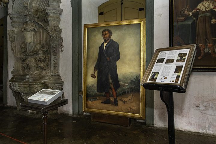 Aleijadinho começou a trabalhar cedo, aprendendo o ofício com o pai e outros artesãos locais. 