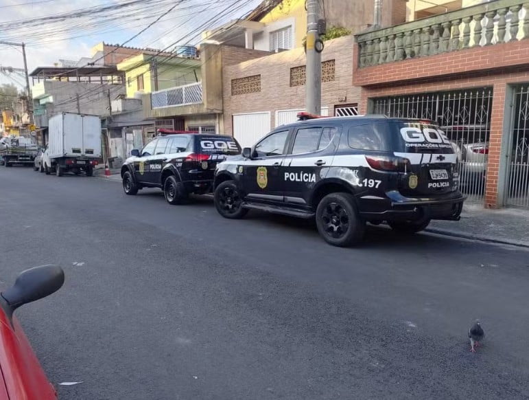 Após dois anos e o acúmulo de valores transferidos, a vítima ficou desconfiada e acionou a polícia. Na operação policial, batizada para desbaratar a quadrilha, batizada de “Dom Quixote”, no fim de novembro, foram presas seis pessoas suspeitas de integrarem o esquema. 
