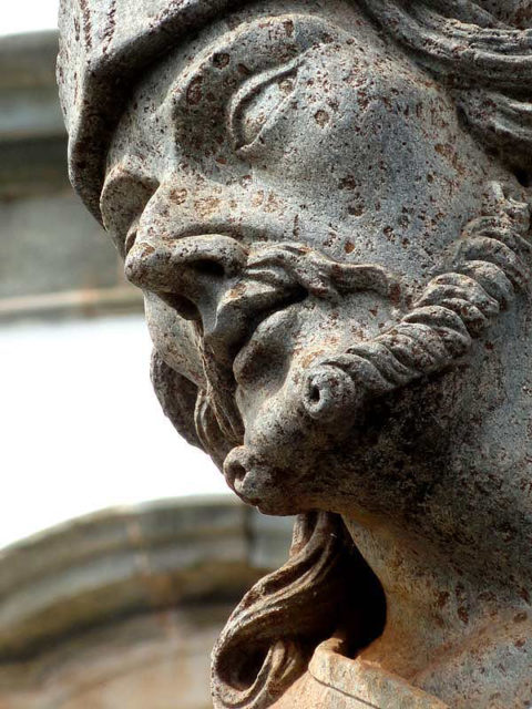 O estilo de Aleijadinho se destaca pelo dinamismo das figuras, pela expressividade dos rostos e pelo detalhamento minucioso dos gestos e vestimentas. 