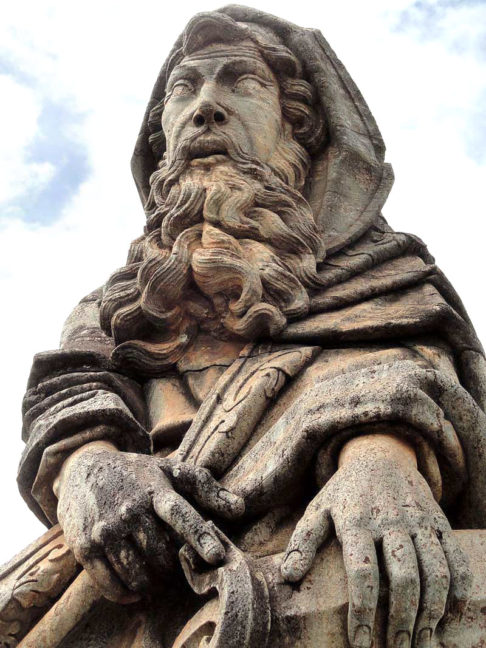 Essas estátuas, esculpidas entre 1800 e 1805, são consideradas um marco do barroco brasileiro.