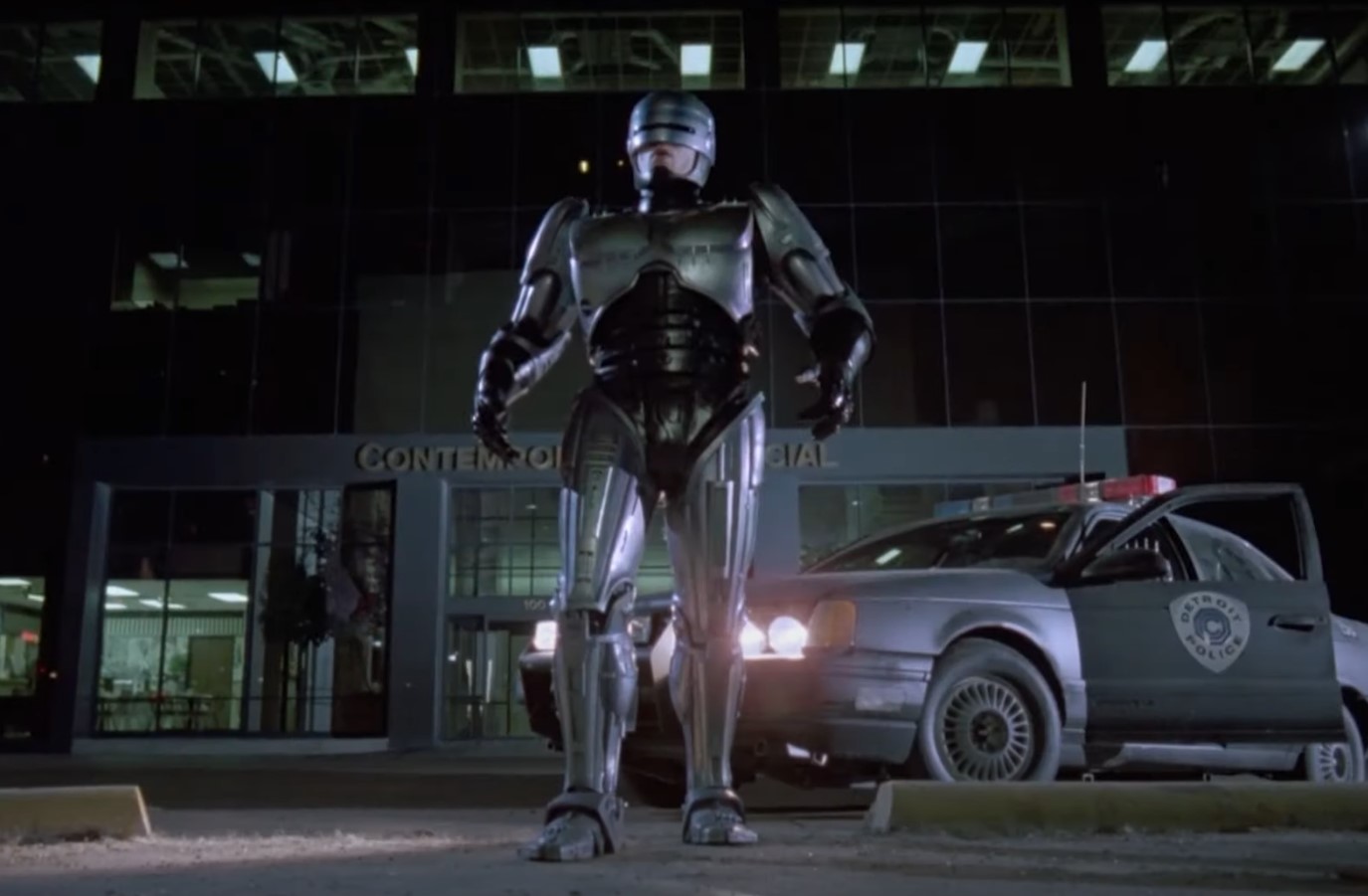 RoboCop (1987) – Dir: Paul Verhoeven
O policial Alex Murphy (Peter Weller) é transformado no RoboCop, um ciborgue programado para combater o crime. No filme, com Nancy Allen e Ronny Cox, ele luta contra a corrupção e tenta recuperar sua humanidade enquanto enfrenta criminosos e a própria empresa que o criou. - Reprodução