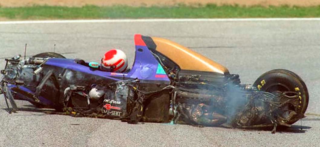 O piloto Roland Ratzenberger  morreu em 30/4/1994, aos 31 anos, o que causou grande estresse e revolta em Senna. Na foto, Ratzenberger no carro após o acidente.
