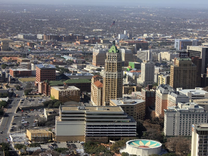 San Antonio (Estados Unidos) – 1.327.407 habitantes. Conhecida pelo Álamo, local histórico da batalha pela independência do Texas, San Antonio também oferece o River Walk, um passeio à beira do rio com restaurantes e lojas. O Parque Histórico Nacional das Missões de San Antonio é patrimônio mundial da UNESCO