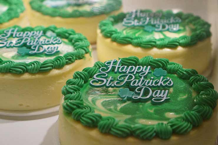 Nas casas, as pessoas fazem guloseimas e quitutes decorados para o santo. Nas lojas, doces e salgados são ornamentados com mensagens comemorativas. 