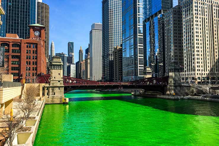 Monumentos, construções, canais, uma grande parte da área urbana das cidades irlandesas fica verde no dia 17 de março. 