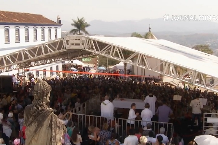 Todos os anos, durante a Semana Santa, milhares de fiéis participam das celebrações e procissões, revivendo a Paixão de Cristo. 