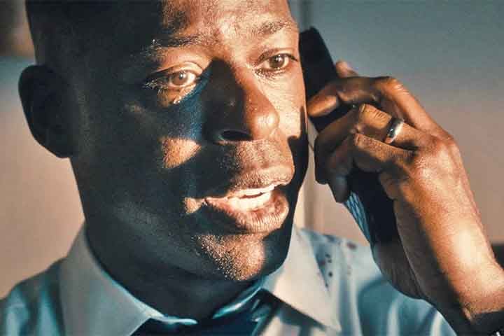 Um dos destaques do elenco é o premiado Sterling K. Brown, que na série faz o agente especial Xavier Collins. Saiba mais sobre a carreira desse versátil ator!
