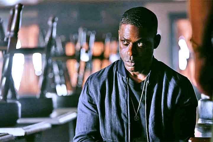 Nascido em St. Louis, no estado americano do Missouri, Sterling K. Brown tem 48 anos. Na juventude, ele pensava em seguir carreira em economia, mas acabou se apaixonando pelas artes dramáticas. 
