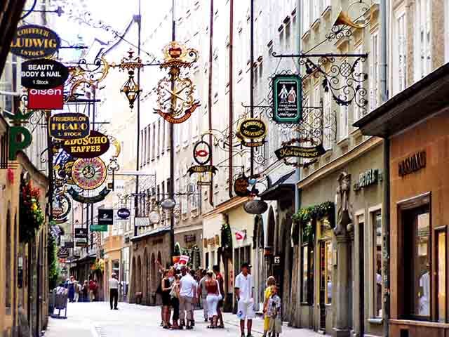 A Getreidegasse é a rua comercial mais famosa de Salzburgo, conhecida por suas lojas charmosas, fachadas históricas e placas de ferro forjado. Além de ser o local de nascimento de Mozart, a rua abriga boutiques, cafés e lojas de marcas internacionais e artesanais.