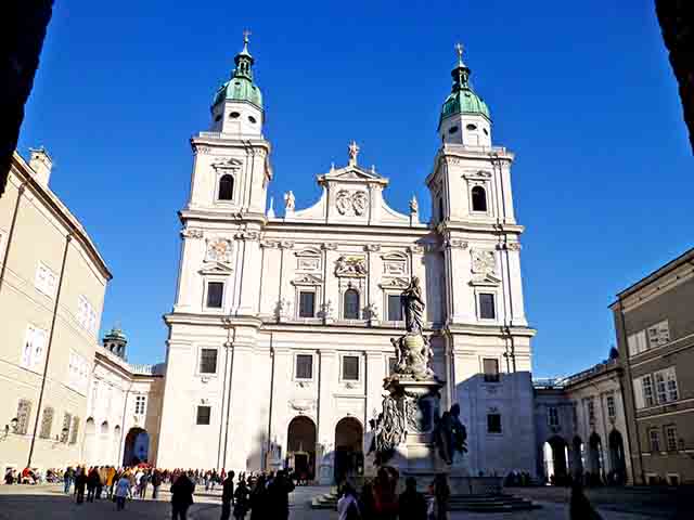 A Catedral de Salzburgo, por sua vez, é uma obra-prima da arquitetura barroca e um dos marcos mais importantes da cidade. Construída no século XVII, abriga a pia batismal onde Mozart foi batizado.