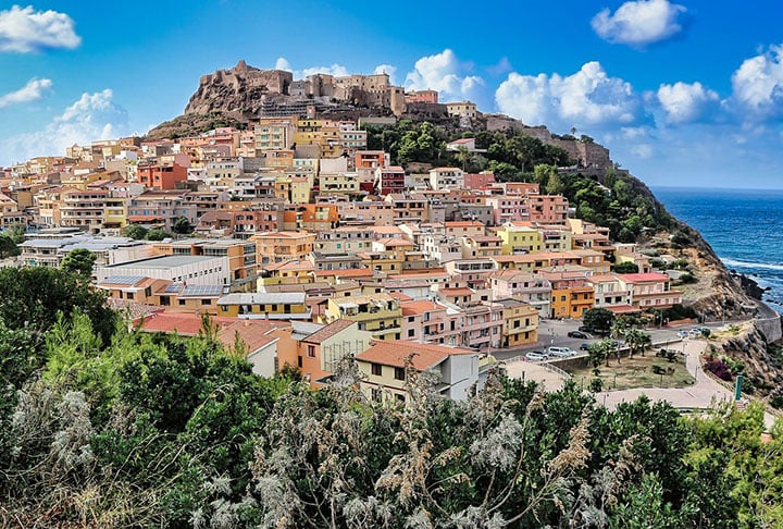 Sardenha (Itália) – Ilha no Mediterrâneo com língua própria, o sardo, e uma cultura diferente do restante da Itália. Seu litoral paradisíaco atrai turistas, mas o interior preserva tradições pastoris. A culinária e os costumes refletem influências fenícias, espanholas e italianas.
