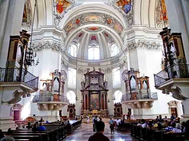 Seu interior impressiona com afrescos magníficos, um altar imponente e um órgão histórico onde Mozart tocou. A cúpula majestosa e a fachada imponente fazem dela um ponto turístico essencial. Além de sua beleza arquitetônica, a catedral tem grande importância religiosa e cultural para a cidade.